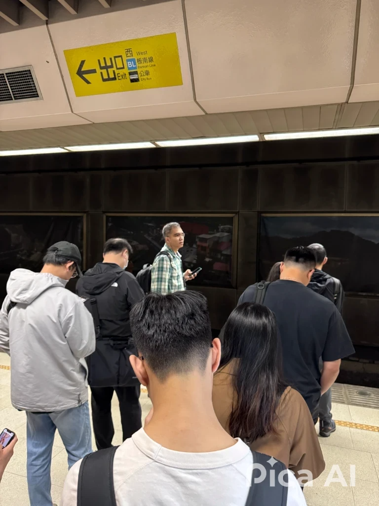 擁擠的月台等待區